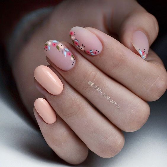 Brzoskwiniowe paznokcie na wiosnę