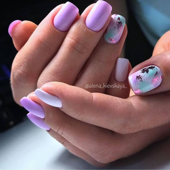 Kolorowy wiosenny manicure