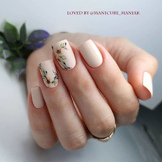 Kremowe paznokcie hybrydowe z wzorami