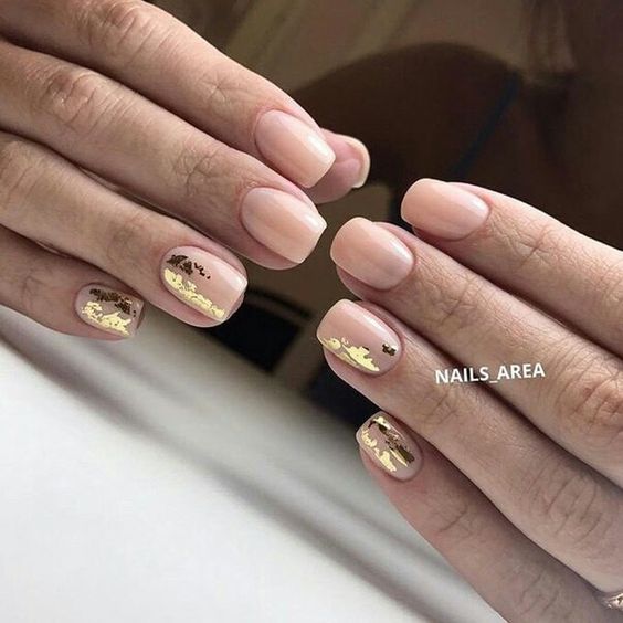 Kremowe paznokcie z folią transferową