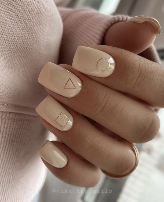 Kremowe paznokcie z wzorkami
