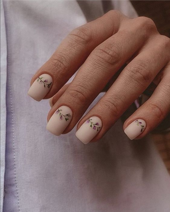 Matowe kremowe paznokcie hybrydowe