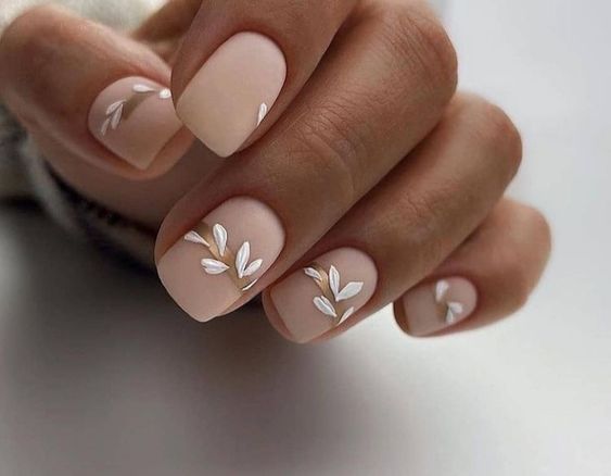 Matowe kremowe paznokcie