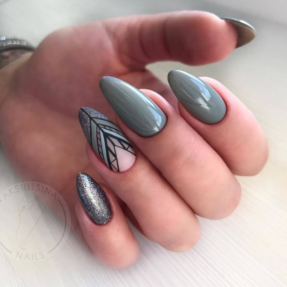 Brokatowy szary manicure
