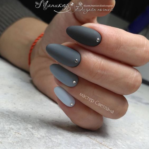 Szare paznokcie z cyrkoniami