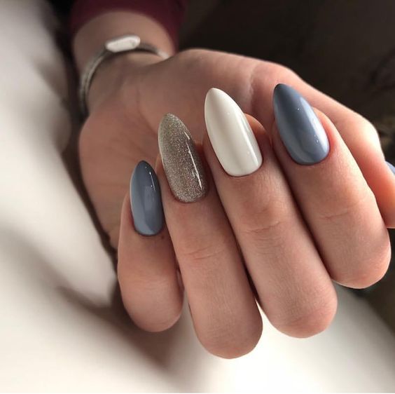 Szare paznokcie ze złotym brokatem