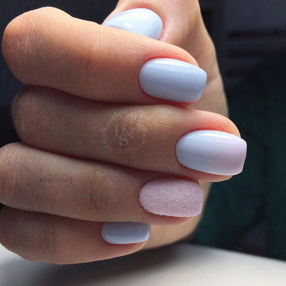Paznokcie z ombre zdobione pyłkiem
