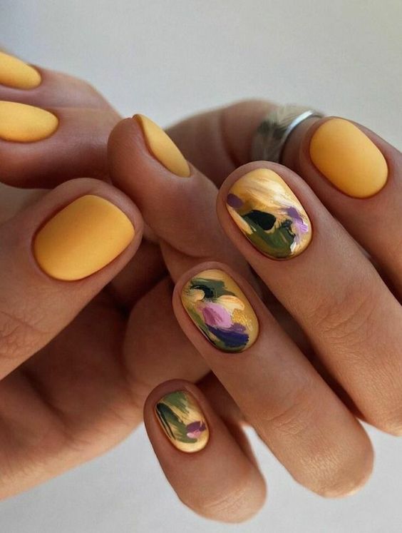 Matowe pomarańczowe paznokcie