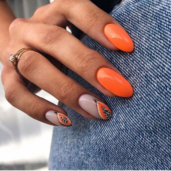 Pomarańczowe paznokcie z owocami