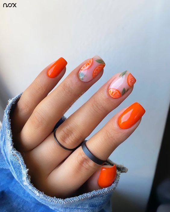 Pomarańczowe paznokcie z wzorkami owoców