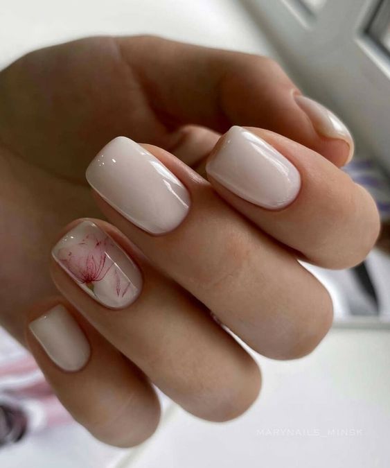 Jasne paznokcie do szkoły