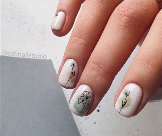 Mleczne paznokcie do szkoły