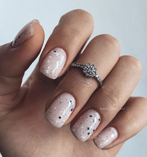 Paznokcie w kropki do szkoły