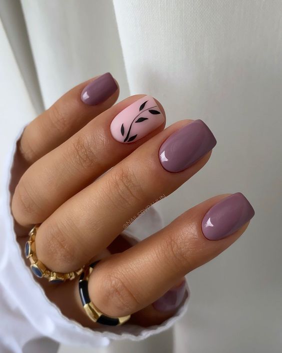 Ciemnofioletowy jesienny manicure