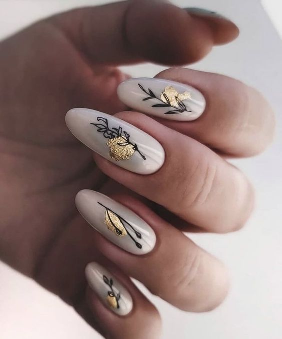 Kremowy jesienny manicure
