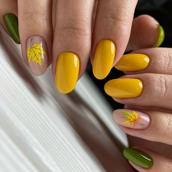 Musztardowe paznokcie z wzorkami na jesień