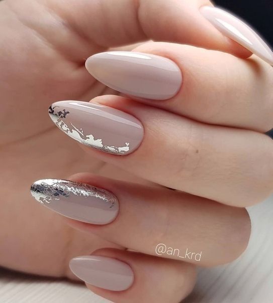 Beżowe paznokcie z folią transferową