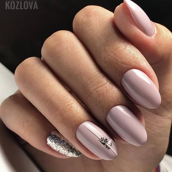 Beżowe paznokcie ze srebrnym brokatem
