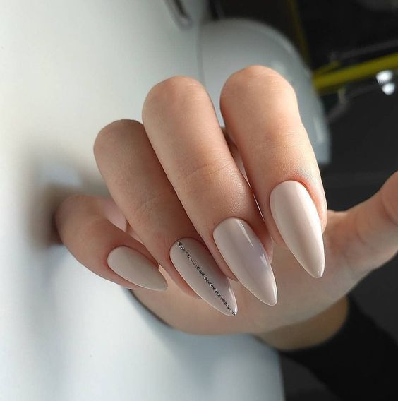 Eleganckie beżowe paznokcie