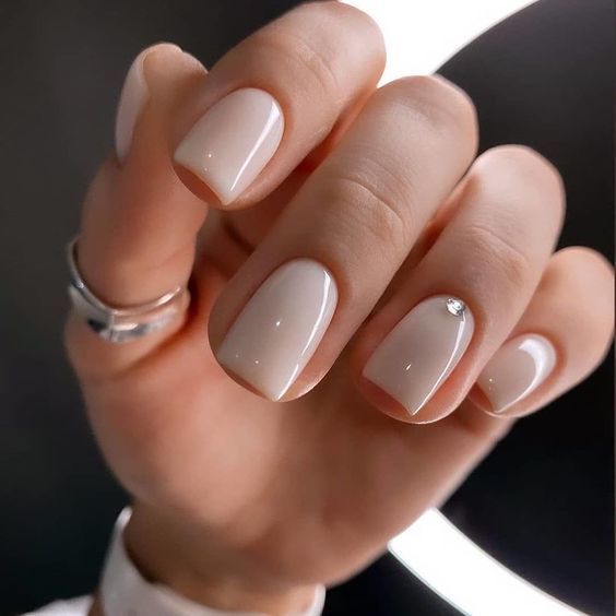 Paznokcie kwadratowe w kolorze beżowym