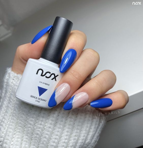 Paznokcie na zimę w kolorze granatowym