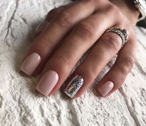 Srebrno beżowe paznokcie