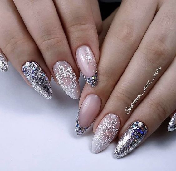 Zimowe paznokcie w kolorze srebrnym