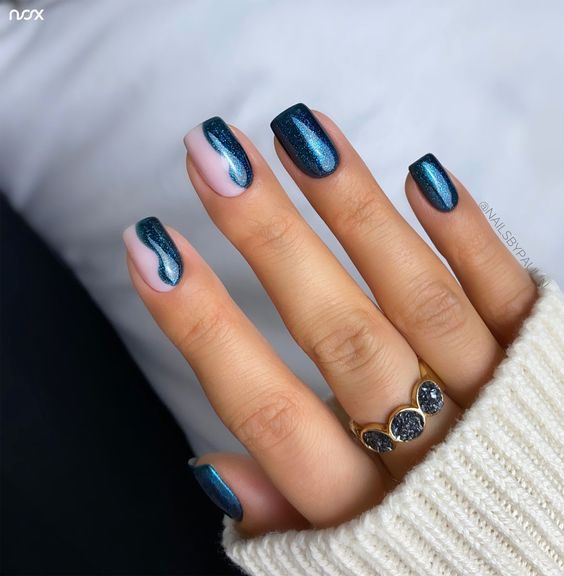 Zimowe paznokcie z brokatem w kolorze granatowym