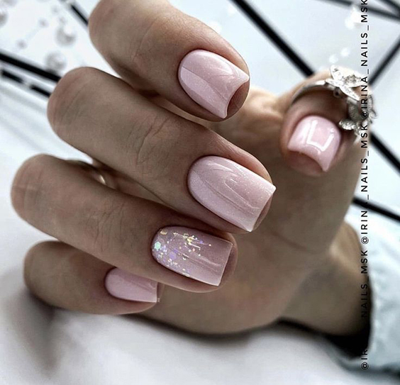 Delikatny manicure w kolorze różowym