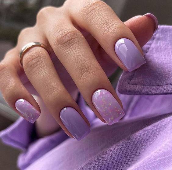 Pastelowe paznokcie w kolorze wrzosowym