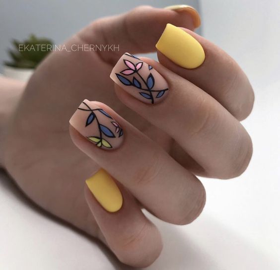 Matowe żółte paznokcie z kwiatami