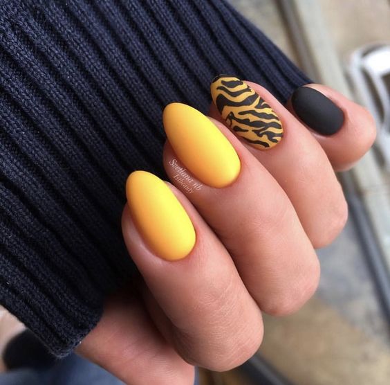 Matowe żółte paznokcie z wzorkiem