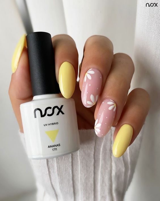 Żółte paznokcie w kwiaty