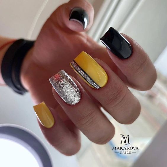 Żółte paznokcie z brokatem
