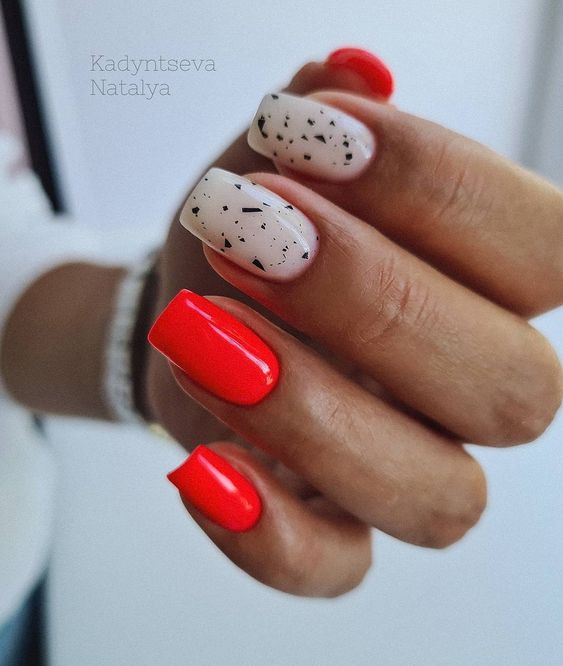 Neonowe paznokcie w kolorze czerwonym