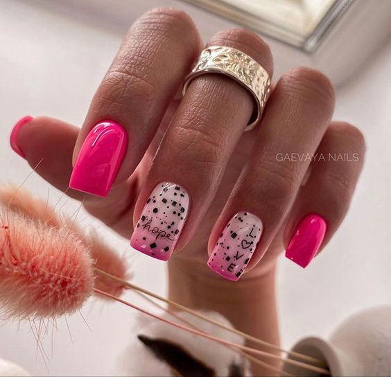 Neonowe paznokcie w kolorze malinowym