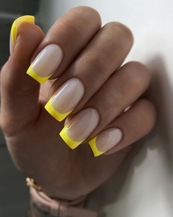 Neonowe paznokcie z frenchem