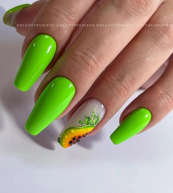 Zielone paznokcie z wzorkami owoców