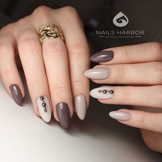 Beżowo brązowe paznokcie