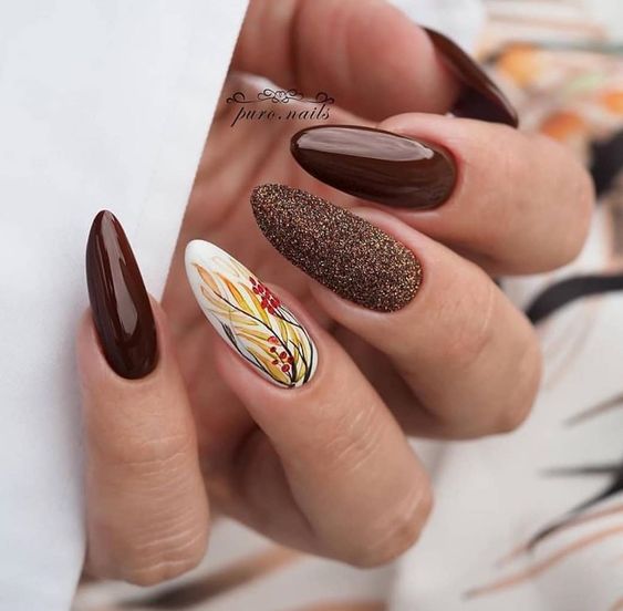 Brązowe paznokcie z brokatem