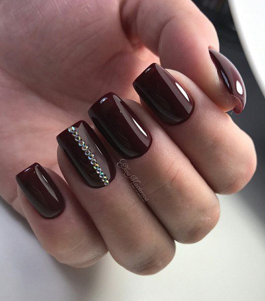 Brązowe paznokcie z cyrkoniami