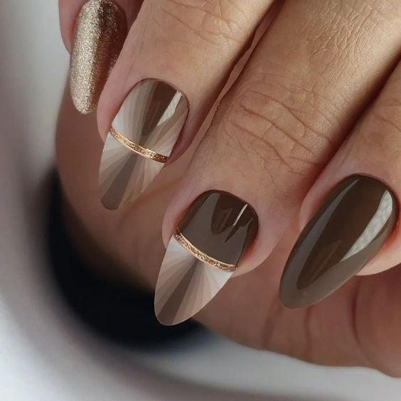 Brązowe paznokcie ze złotym brokatem