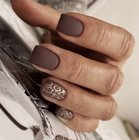 Matowe brązowe paznokcie