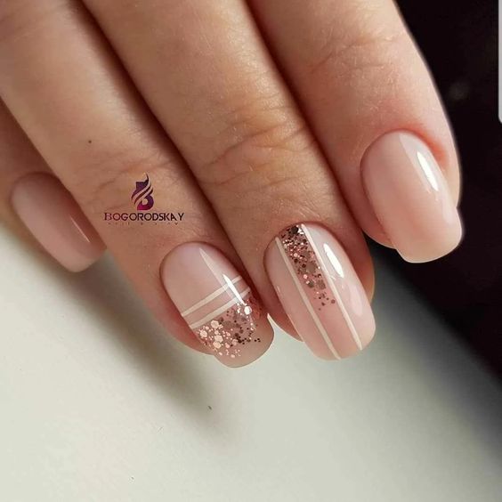 Brokatowe cieliste paznokcie