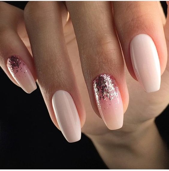 Cieliste paznokcie z brokatem