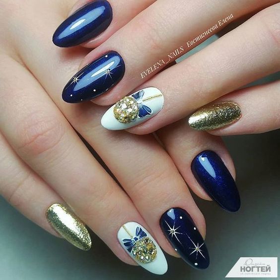 Granatowe paznokcie ze świątecznymi wzorkami