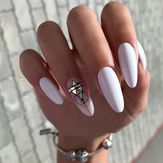 Białe paznokcie z geometrycznymi wzorkami