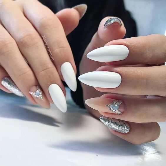 Biało srebrne paznokcie