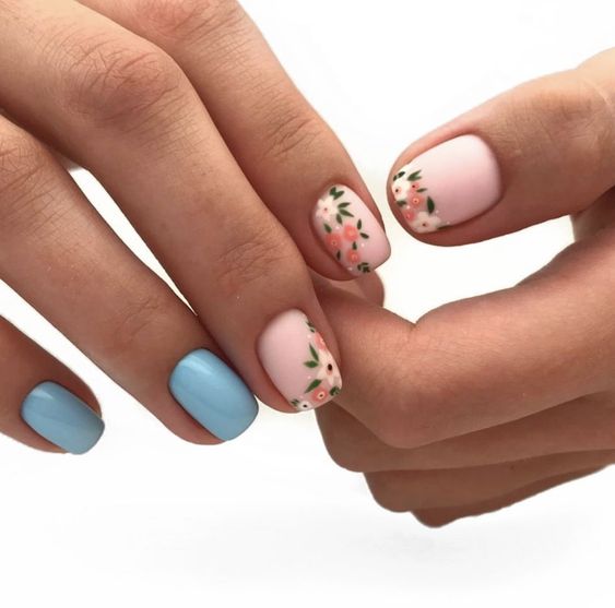 Błękitne wiosenne paznokcie