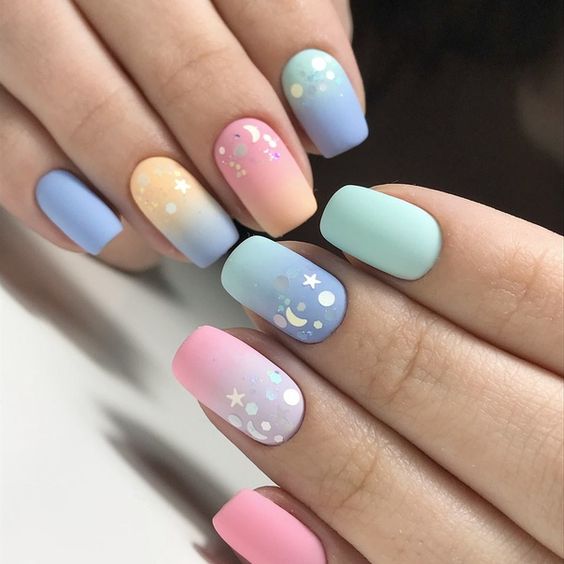 Pastelowe ombre na paznokciach